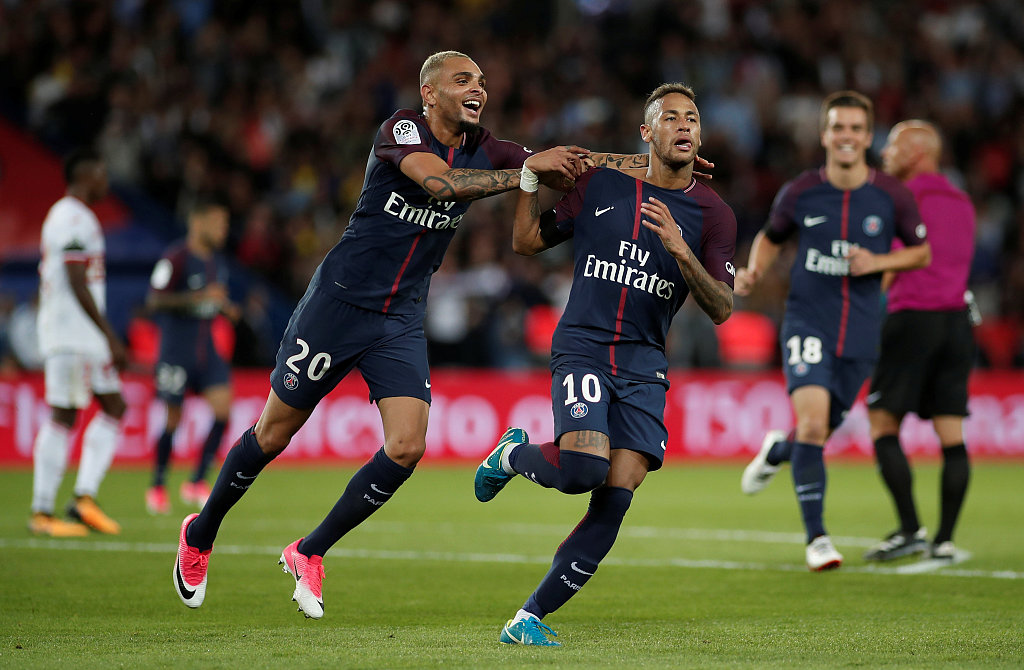  巴黎圣日耳曼主场大胜里昂，登顶法甲积分榜  