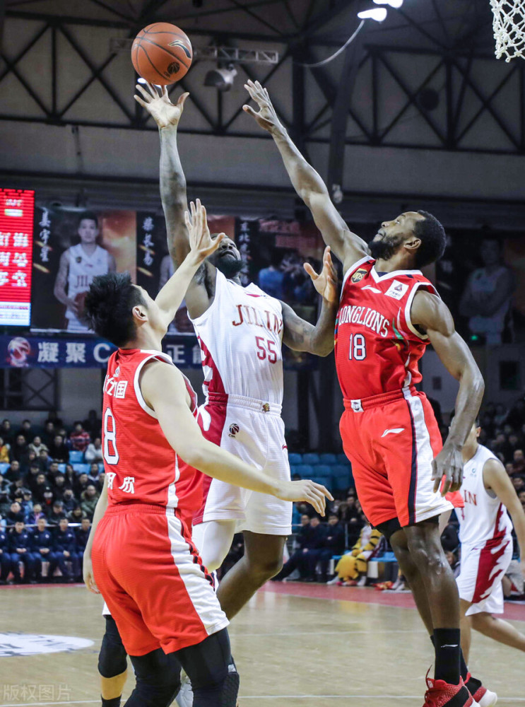  斯图加特主场雨战不敌升班马球队